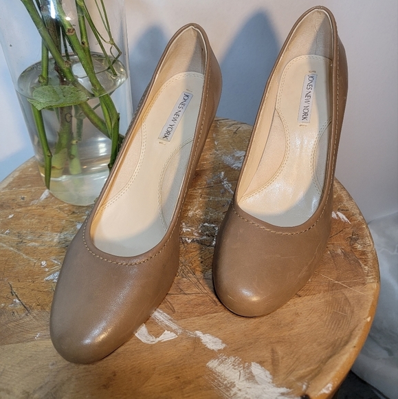 Jones New York heels very comfortable tan great condition - Picture 2 of 12
